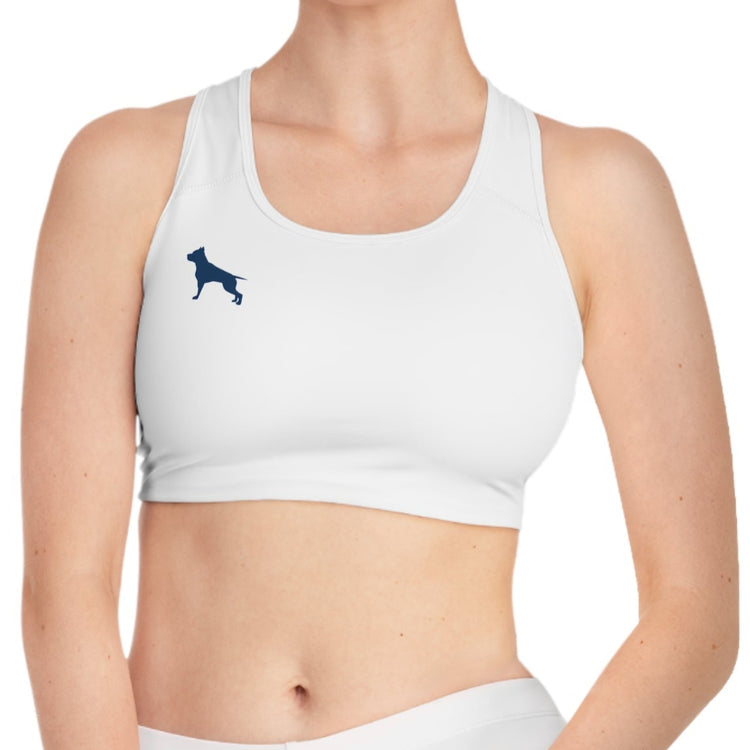 Eine Frau trägt einen weißen Fitbull-BH, Forderansicht