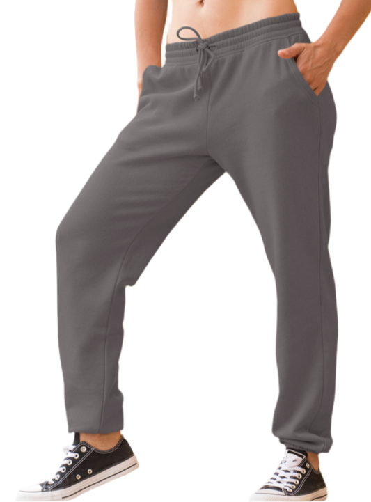 Eine Frau mit Graue Fitbull-Jogginghose mit dem Markenlogo.