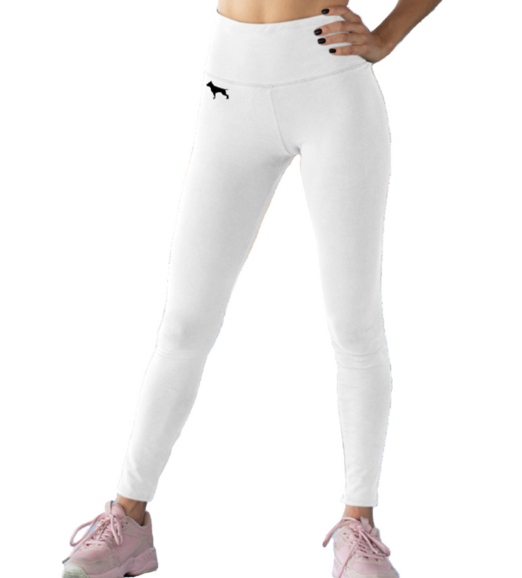 Eine Frau in weißen Fitness-Leggings und grauem Fitbull-BH, Frontansicht