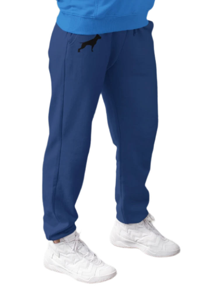 Eine Frau trägt blau Fitbull-Jogginghosen mit dem Logo der Marke.