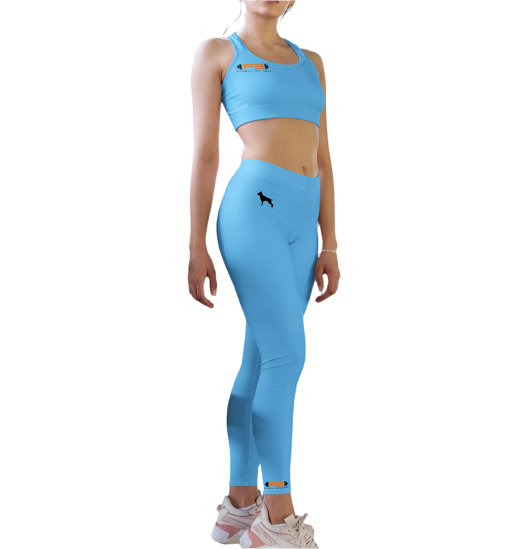 Eine Frau trägt blaue Fitness-Leggings und einen BH der Marke Fitbull, Vorderansicht