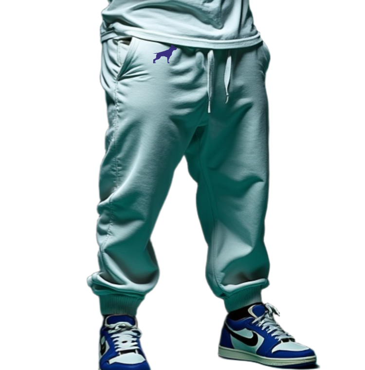 Ein Mann trägt weiße Fitbull-Jogginghosen mit dem Logo der Marke und ein sportliches weißes T-Shirt.