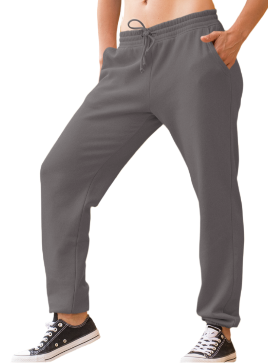 Eine Frau mit Graue Fitbull-Jogginghose mit dem Markenlogo. 