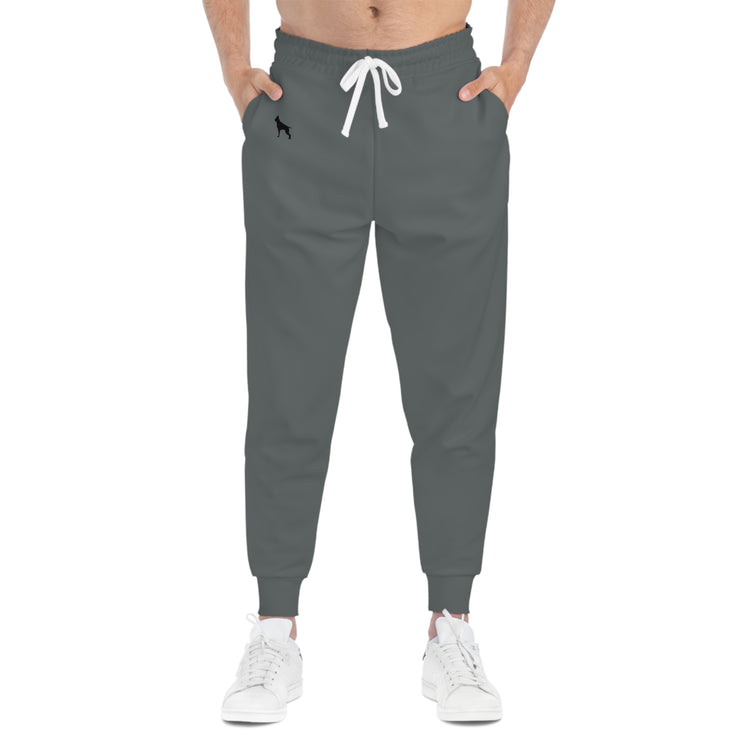 Man mit Graue Fitbull-Jogginghose mit dem Markenlogo. 