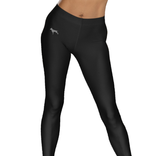 Eine Frau trägt schwarze Fitness-Leggings und einen schwarzen Sport-BH der Marke Fitbull.