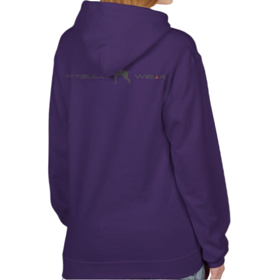 A woman wear sports purple hoodet, fitness sweatshirt Fitbull, with motivation desighn Unleash The Beast, back view.
