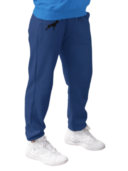 Eine Frau trägt blau Fitbull-Jogginghosen mit dem Logo der Marke. 