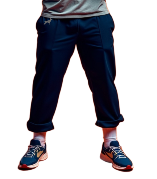 Ein Man trägt graue Fitbull-Jogginghosen mit dem Logo der Marke.