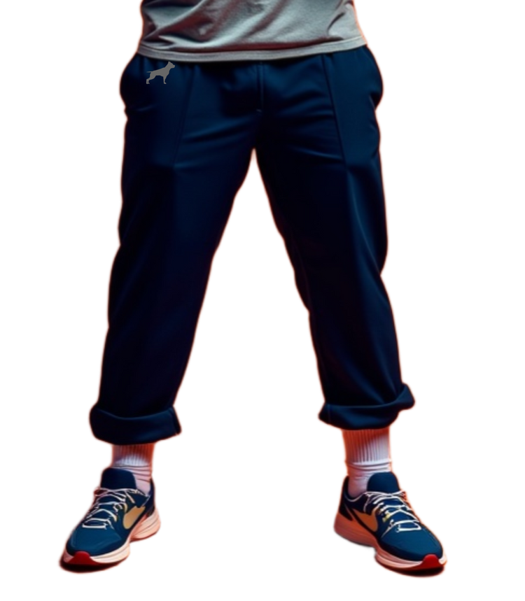 Ein Man trägt graue Fitbull-Jogginghosen mit dem Logo der Marke. 