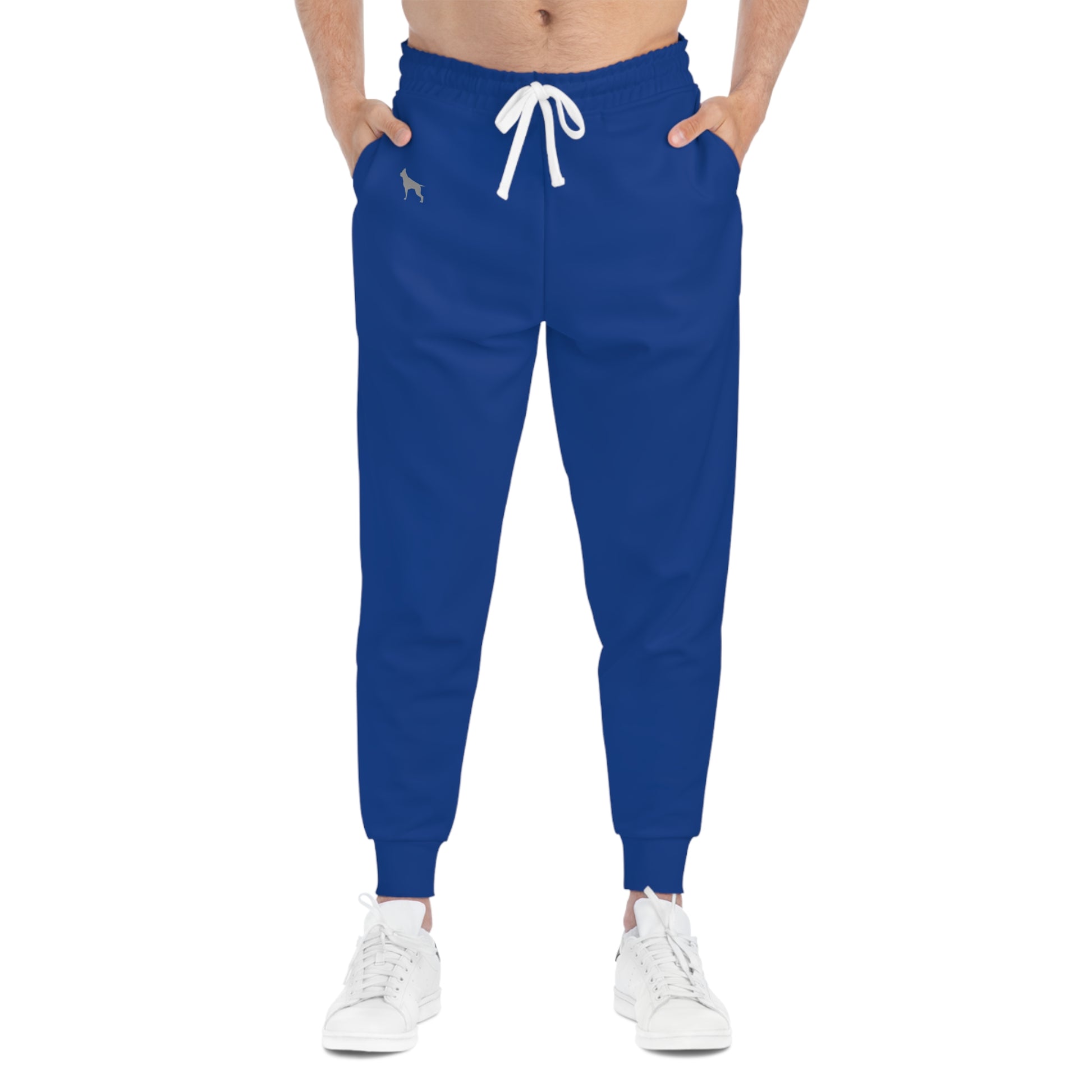 Ein Man trägt blau Fitbull-Jogginghosen mit dem Logo der Marke muster. 
