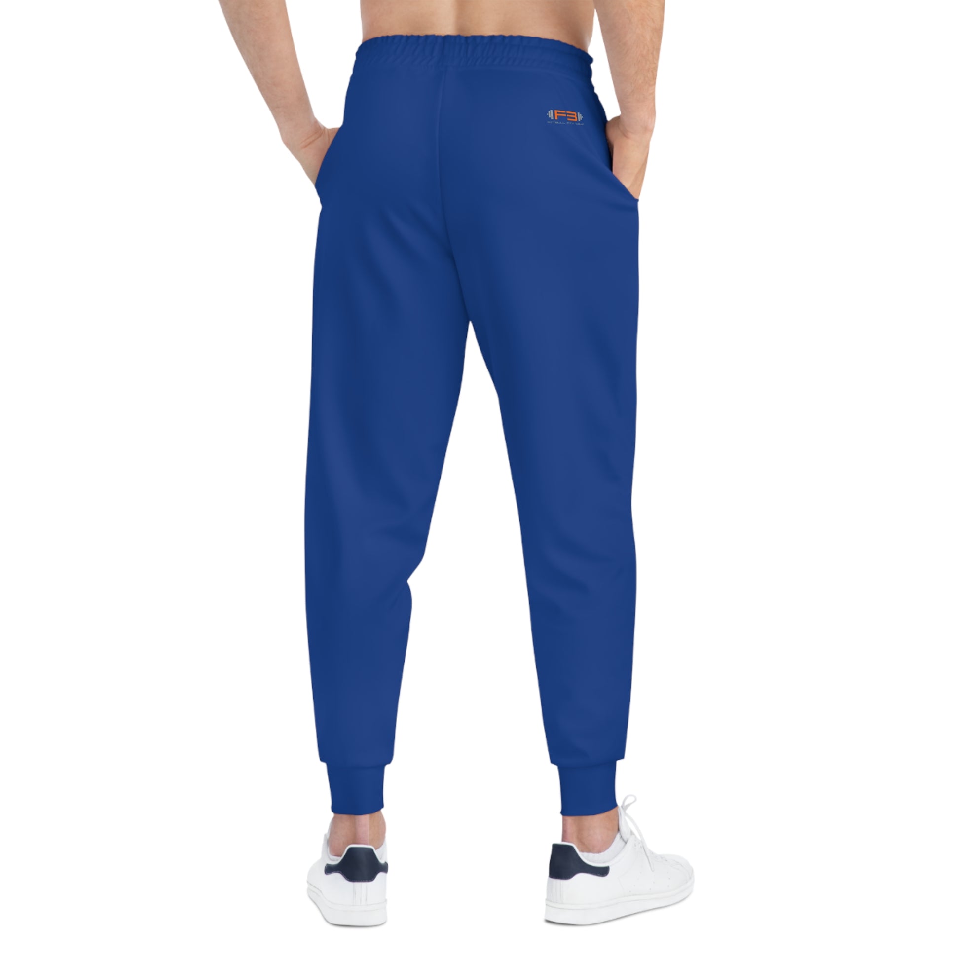 Ein Man trägt blau Fitbull-Jogginghosen mit dem Logo der Marke muster. Rückansicht.