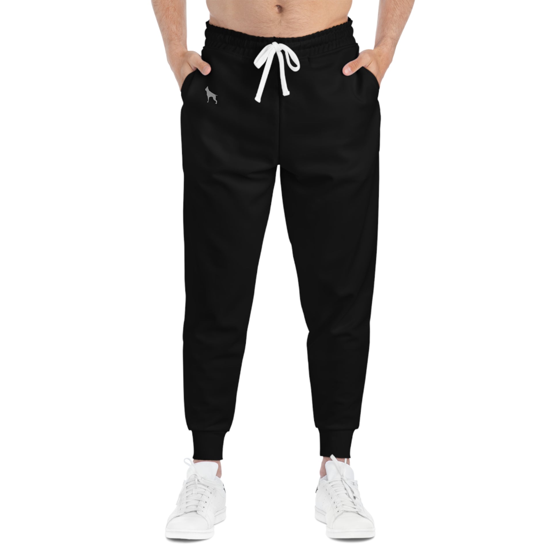 Ein Man trägt Schwarze Fitbull-Jogginghosen mit dem Logo der Marke. Rückansicht.