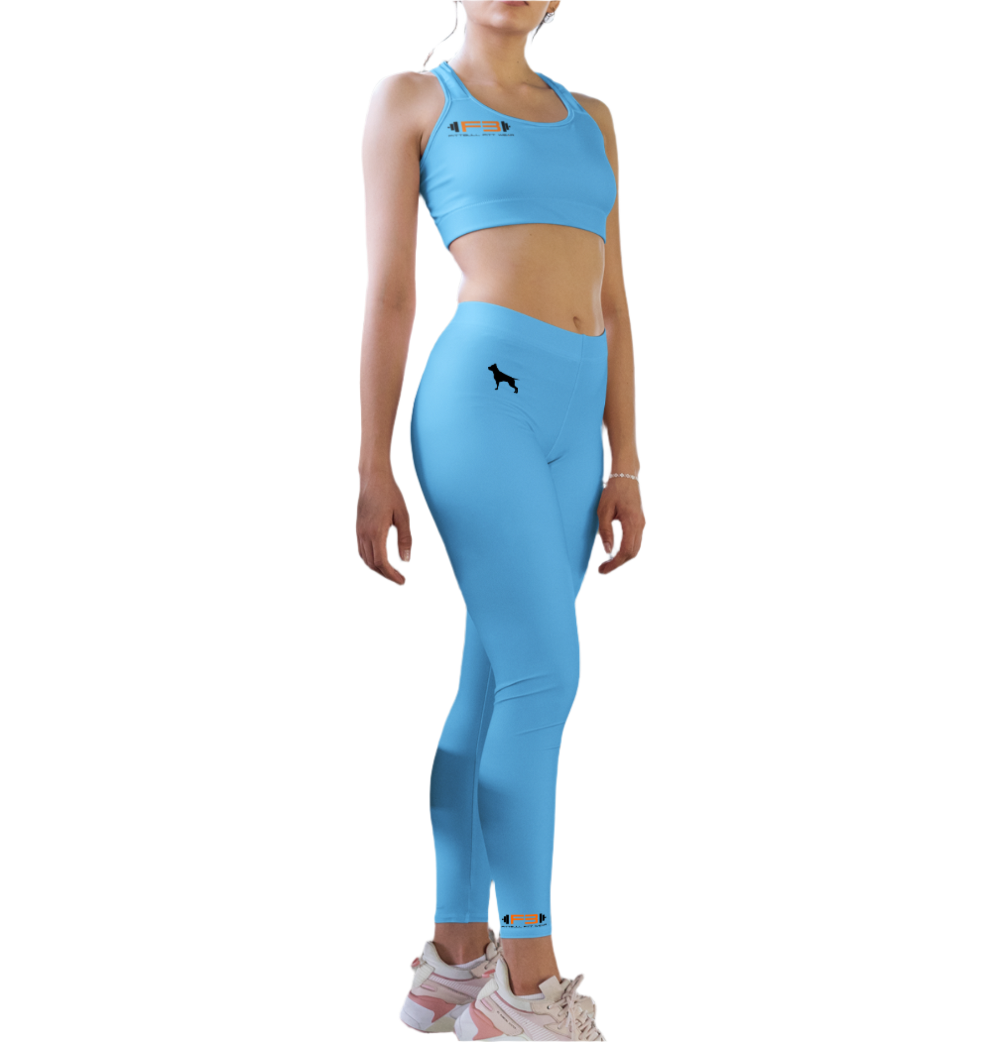 Eine Frau trägt blaue Fitness-Leggings und einen BH der Marke Fitbull, Vorderansicht