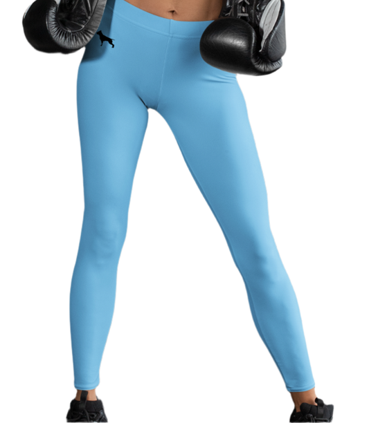 Eine Frau trägt blaue Fitbull Fitness-Leggings, Vorderansicht