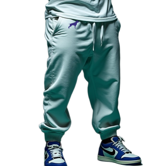 Ein Mann trägt weiße Fitbull-Jogginghosen mit dem Logo der Marke und ein sportliches weißes T-Shirt.