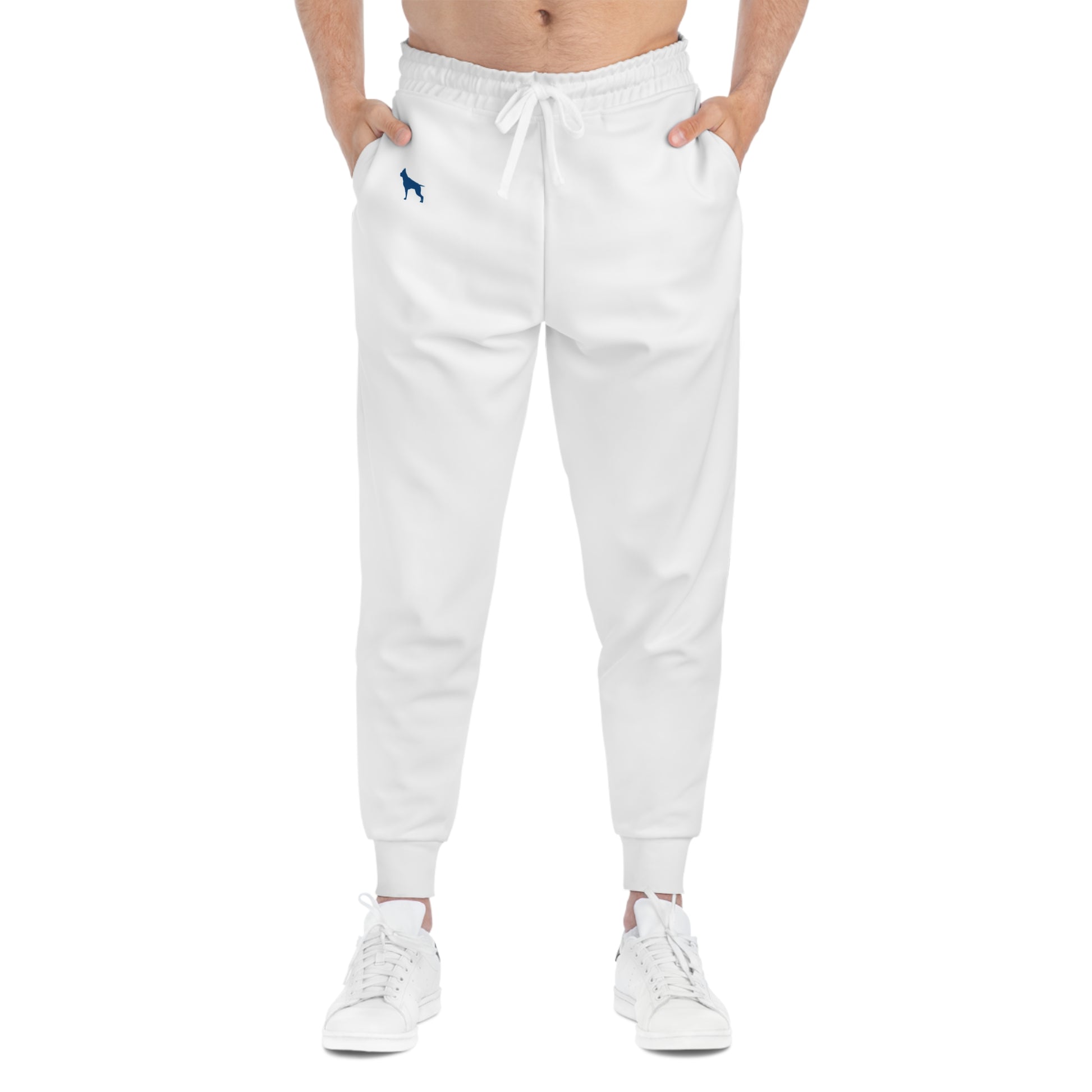 Ein Man mit Weiße Fitbull-Jogginghosen mit dem Markenlogo.