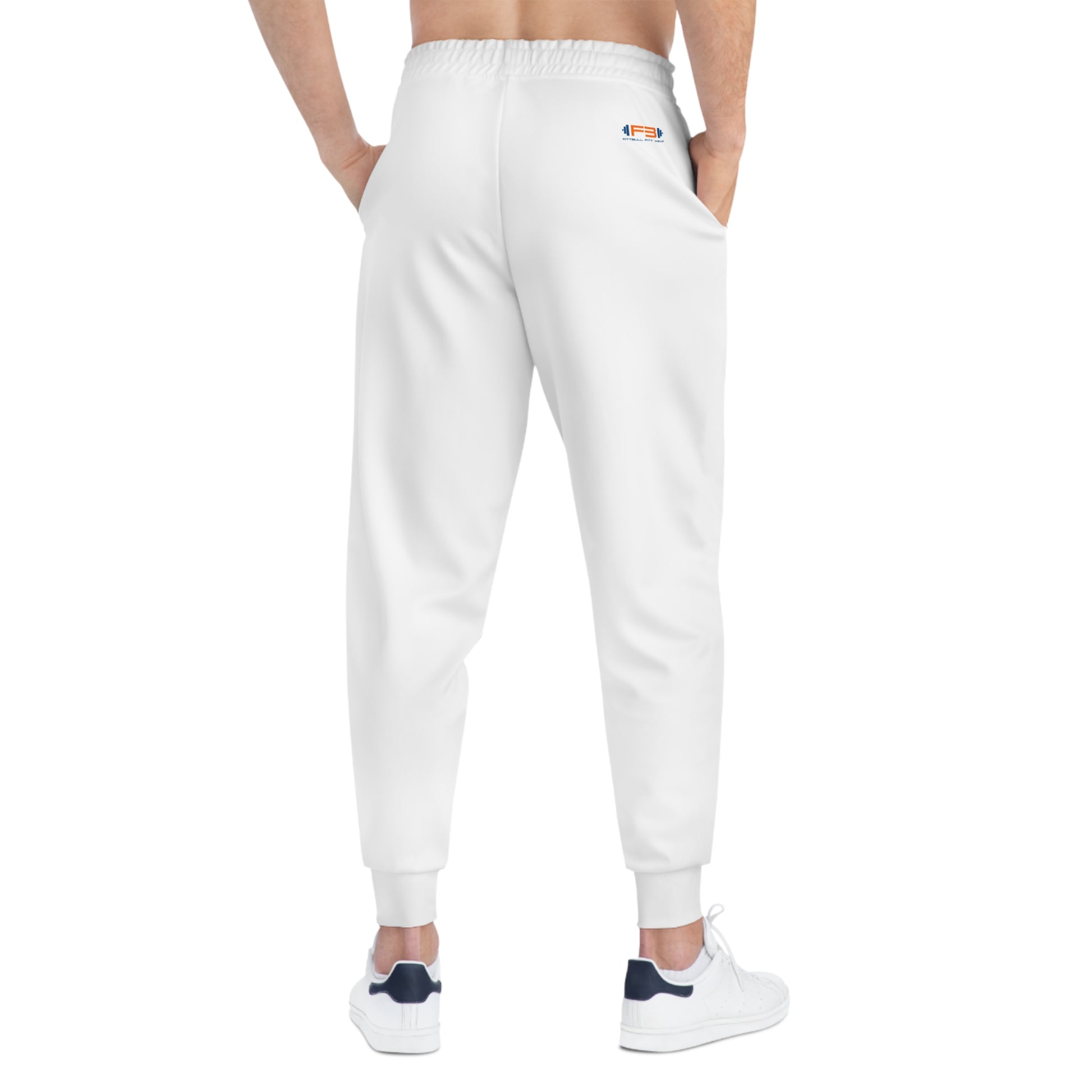 Ein Man mit Weiße Fitbull-Jogginghosen mit dem Markenlogo. Rückansicht.