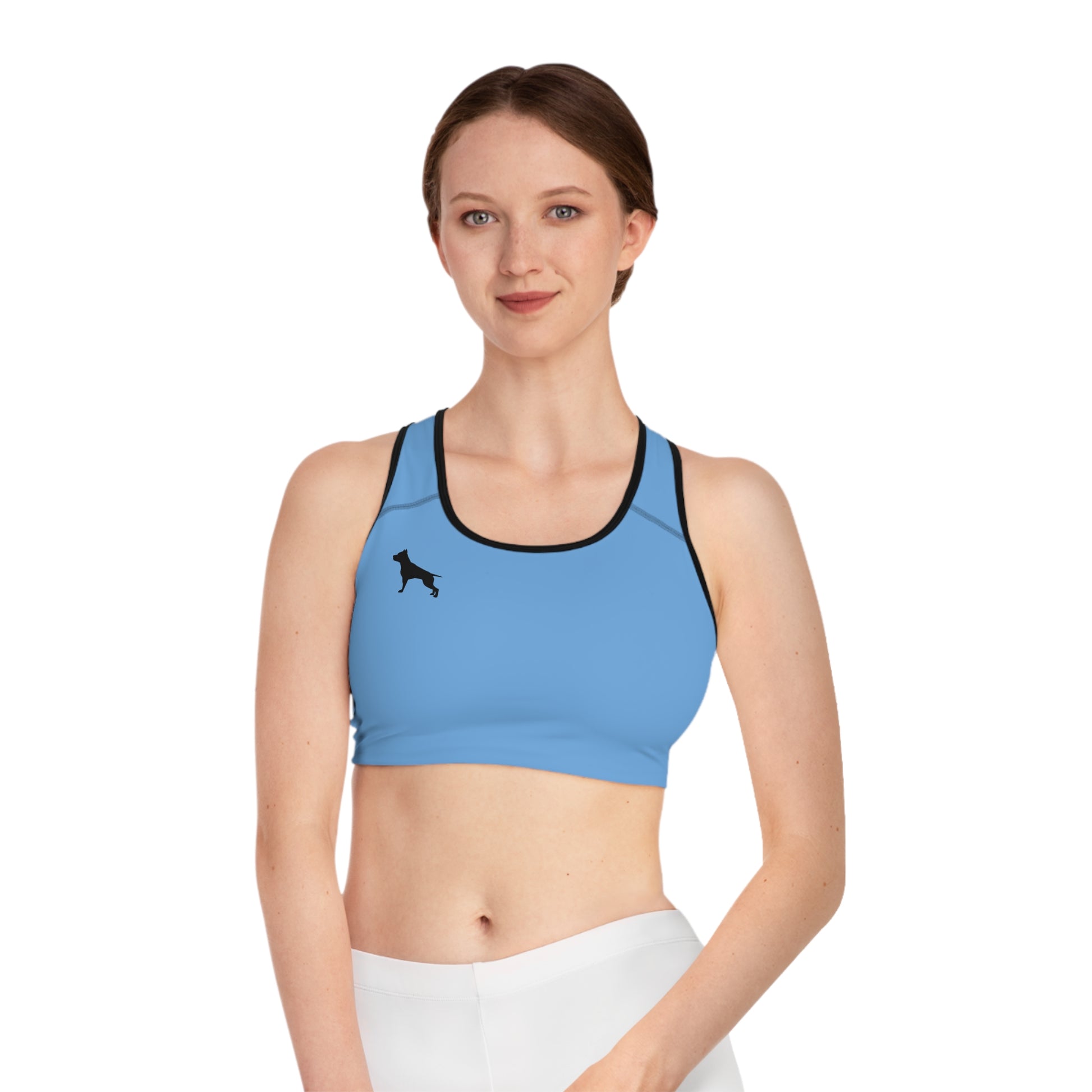 Eine Frau in einem blau  Fitbull-Sport-BH und Fitbull-Jogginghosen posiert für ein Foto  Vorderansicht