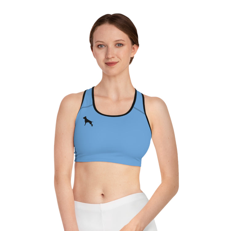 Eine Frau in einem blau  Fitbull-Sport-BH und Fitbull-Jogginghosen posiert für ein Foto  Vorderansicht