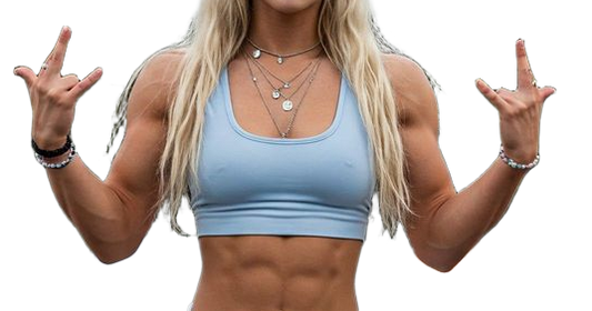 Eine Frau in einem weißen Sport-BH und Fitbull-Jogginghosen posiert für ein Foto mit einem Hip-Hop-Gruß
